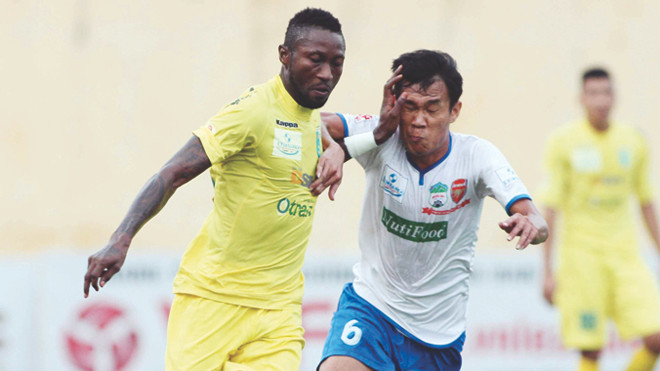 Samson lập hattrick nhưng Hà Nội T&T vẫn phải đứng sau Bình Dương trong cuộc đua tới ngôi vương. Ảnh VSI 