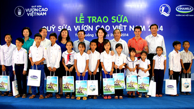 Quỹ sữa Vươn cao Việt Nam do Vinamilk tài trợ trao sữa cho con em gia đình thương binh liệt sĩ của Quảng Trị nhân kỷ niệm 67 năm ngày Thương binh liệt sĩ 27/7