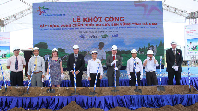 Các đại biểu thực hiện nghi thức lễ khởi công