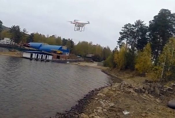 Cần thủ chơi ngông nhất quả đất, dùng máy bay không người lái câu cá