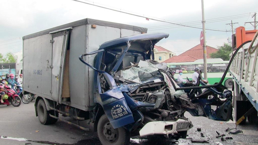 Tài xế kêu cứu trong cabin nát bét sau cú tông kinh hoàng