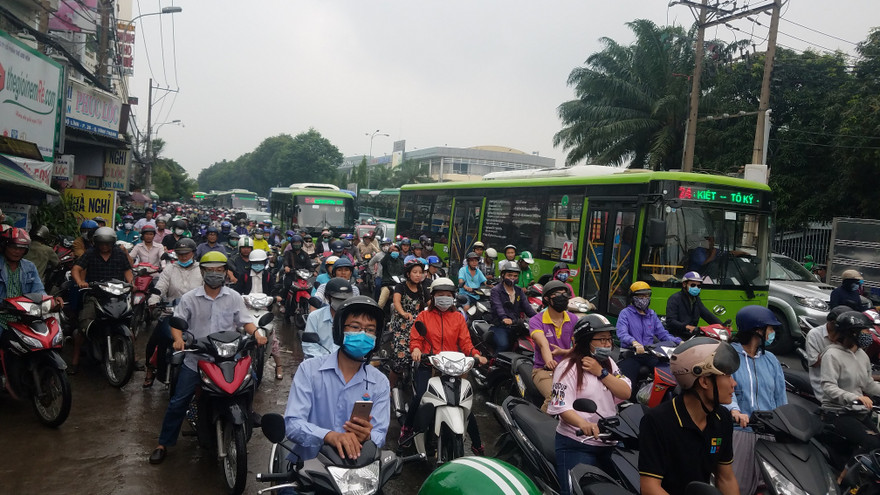 Thu phí ô tô vào trung tâm TPHCM: Chuyên gia nói gì?