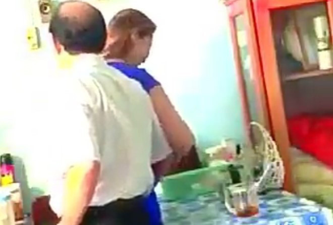 Hình ảnh ông Tấn choàng tay vào vùng nhạy cảm của nữ nhân viên. Ảnh: Cắt từ clip. 