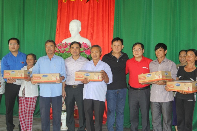 Đại diện tổ công tác cứu trợ trao quà cho bà con vùng lũ Cẩm Xuyên