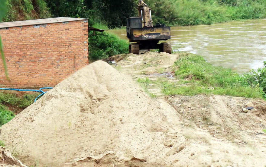 Nơi tập kết cát khai thác trái phép