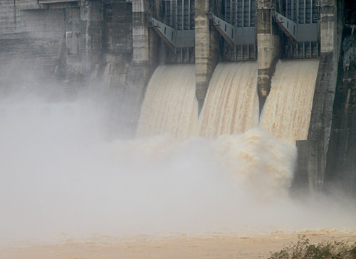 Nhà máy thủy điện Hố Hô xả lũ xuống hạ lưu.