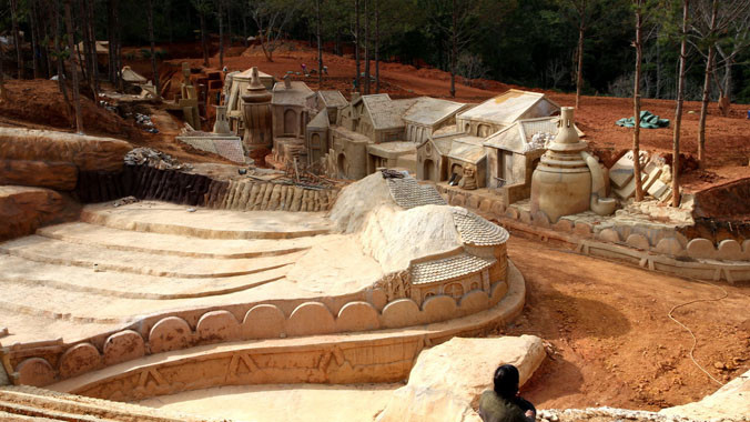 Một góc đường hầm điêu khắc lộ thiên 