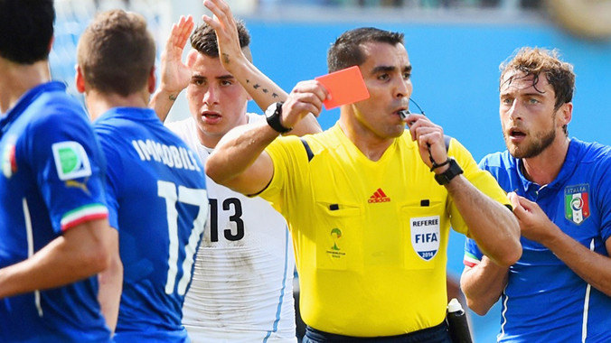 Tình huống bước ngoặt dẫn đến trận thua của Ý là chiếc thẻ đỏ của Marchisio. Ảnh: Getty Images