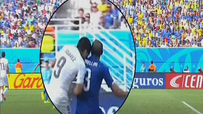 Hành động cắn vai đối thủ của Suarez. Ảnh: PA