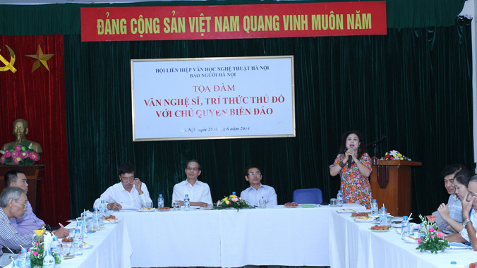 Văn nghệ sĩ yêu nước bằng thơ, nhạc. Ảnh: Đ.Thúy