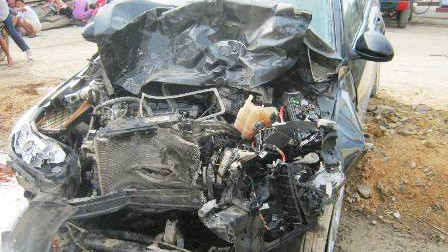 Xế hộp đấu đầu xe container bị hư hỏng nặng phần đầu. Ảnh: Người Lao Động