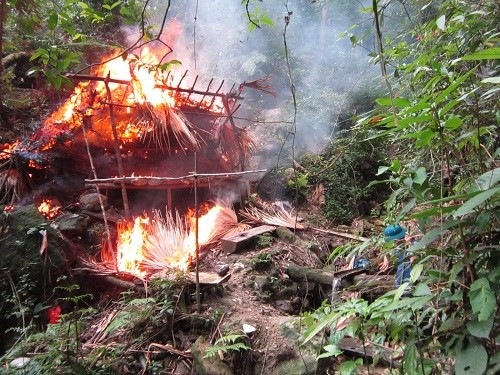 Lán trại bị đốt.