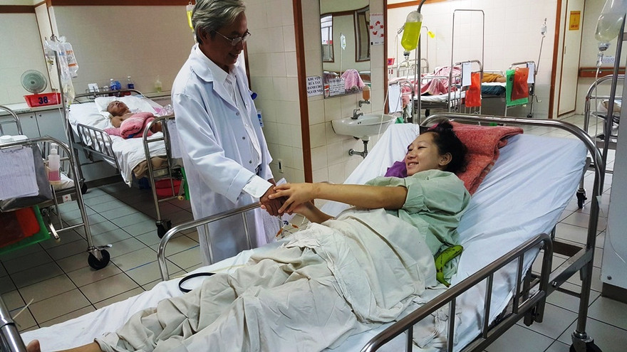 Sản phụ Mai Thị H. từ cõi chết trở về đang dần bình phục sức khỏe, mẹ tròn con vuông. Ảnh: Ngọc Văn.