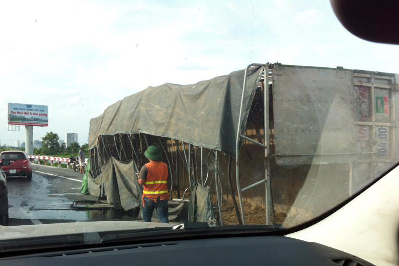 Chiếc xe tải bị lật nghiêng trên đường. Ảnh: Otofun.