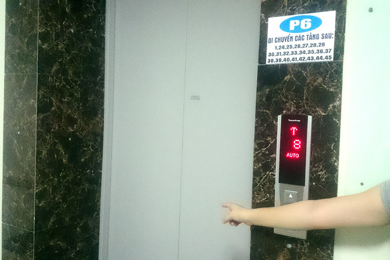 Chị H. chỉ vào chiếc thang máy nơi xảy ra sự việc.