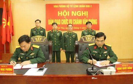 Bàn giao chức vụ Chánh Văn phòng Quân khu 2. Ảnh: VGP