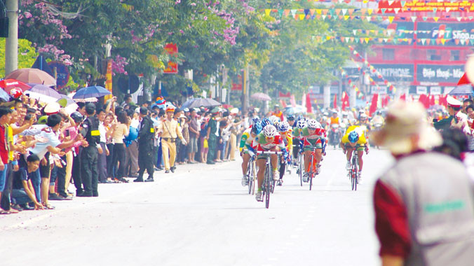  Các VĐV nam bung sức rút về đích tại quảng trường 7/5 ở thành phố Điện Biên. Ảnh: CMT