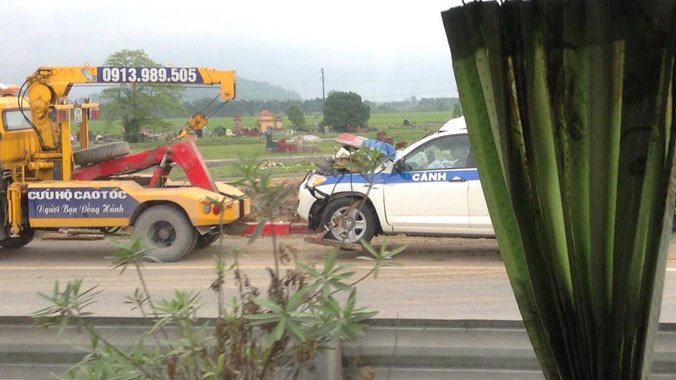  Chiếc xe của lực lượng CSGT gặp nạn. Ảnh: T.D