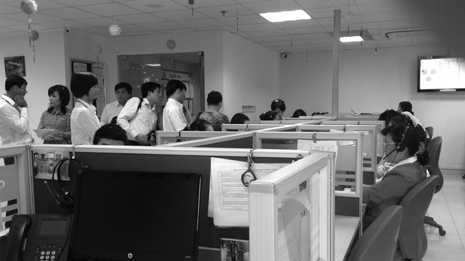  Trung tâm chăm sóc khách hàng của Tổng Cty Điện lực TPHCM nhận hàng ngàn cuộc gọi mỗi ngày. Ảnh: Phong Cầm