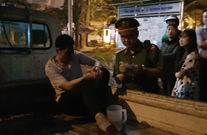 Lái xe bán tải được đưa về công an phường Nhân Chính.