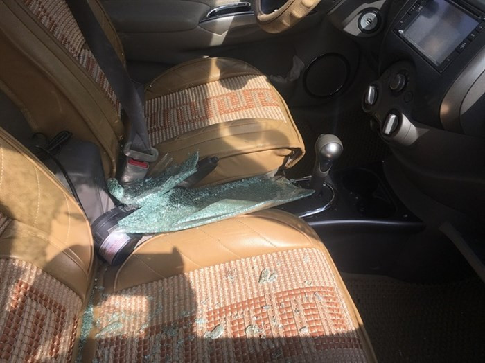 Một chiếc xe bị hư hỏng cửa kính.