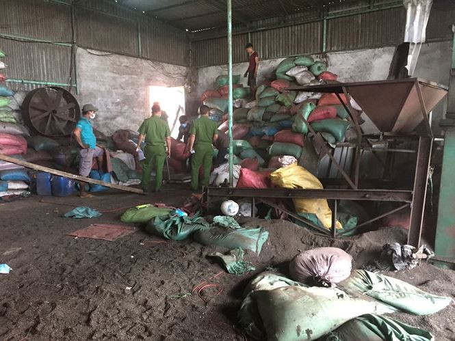 Cơ sở trộn pin vào cà phê phế thải.