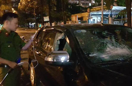 Chiếc xe bán tải bị hư hỏng, vỡ kính.