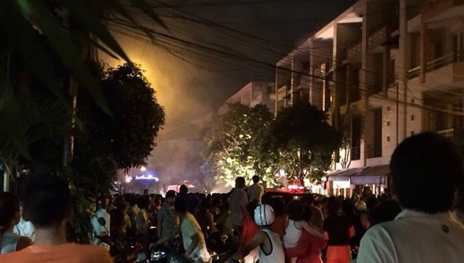 Khói bốc lên nghi ngút từ phía công ty khiến người dân quanh khu vực hốt hoảng tháo chạy ra ngoài. Ảnh: Bạn đọc cung cấp.