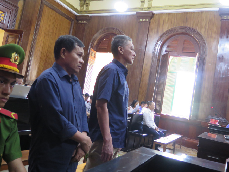 Hai bị cáo tại phiên tòa chiều nay 30/10. Ảnh: Tân Châu