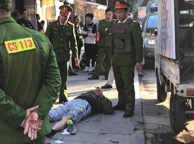 Hỷ bị thương sau vụ nổ súng