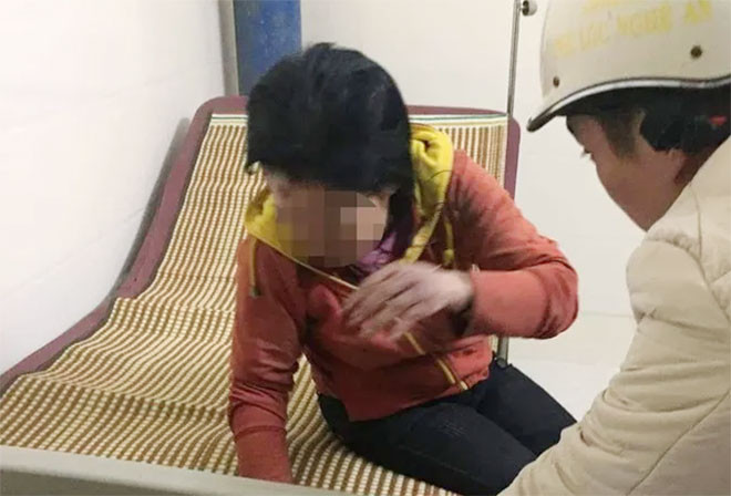 Chị M. được người dân đưa đến cơ sơ y tế cấp cứu