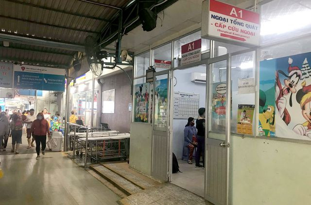 Sau khi bị thanh niên ngáo đá tấn công, 3 em bé được đưa vào Bệnh viện Nhi đồng 1 điều trị theo phác đồ chống phơi nhiễm HIV