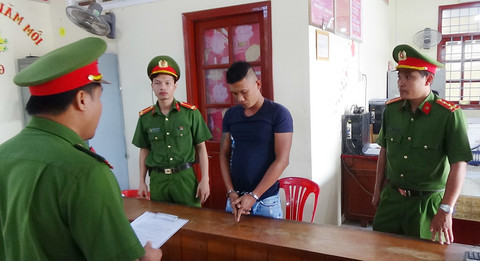 Tuyn bị tống đạt quyết định khởi tố, bắt tạm giam