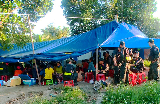 Sòng bạc được tổ chức trong các lều giữa cánh đồng. Ảnh: Công an cung cấp