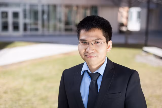 Anh Lê Mậu Tuấn chinh phục hàng loạt học bổng để theo học tại các trường danh giá của Singapore, Anh, Mỹ.