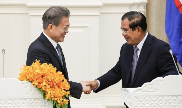 Tổng thống Hàn Quốc Moon Jae-in và Thủ tướng Campuchia Hun Sen trong cuộc gặp vào tháng 3/2019. (Ảnh: Yonhap)