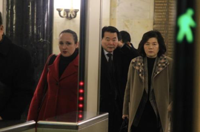 Thứ trưởng Ngoại giao Triều Tiên Choe Son-hui đi ra từ nhà khách Bộ Ngoại giao Nga hôm 22/11. (Ảnh: Yonhap)