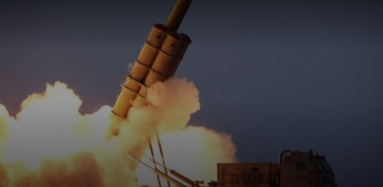 Bệ phóng đa tên lửa mới vừa được Triều Tiên thử nghiệm. (Ảnh cắt từ clip)