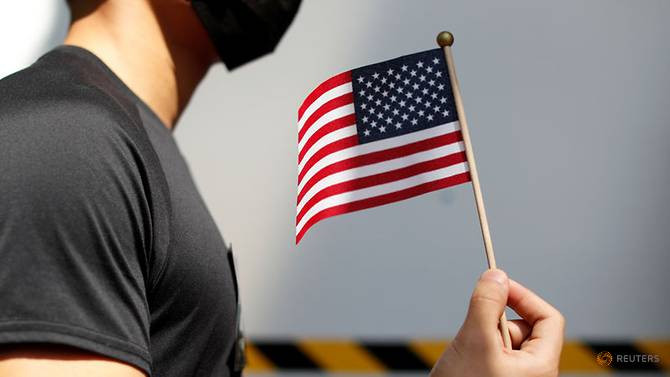 Một người biểu tình Hong Kong cầm cờ Mỹ. (Ảnh: Reuters)