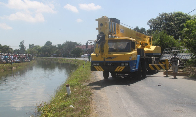 Ô tô mất lái, tông chết người rồi húc sập cửa hàng