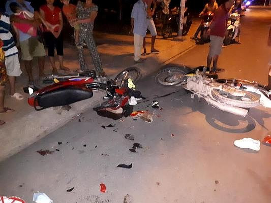 Vụ va chạm xe máy khiến 4 người nguy kịch ở Bình Dương.