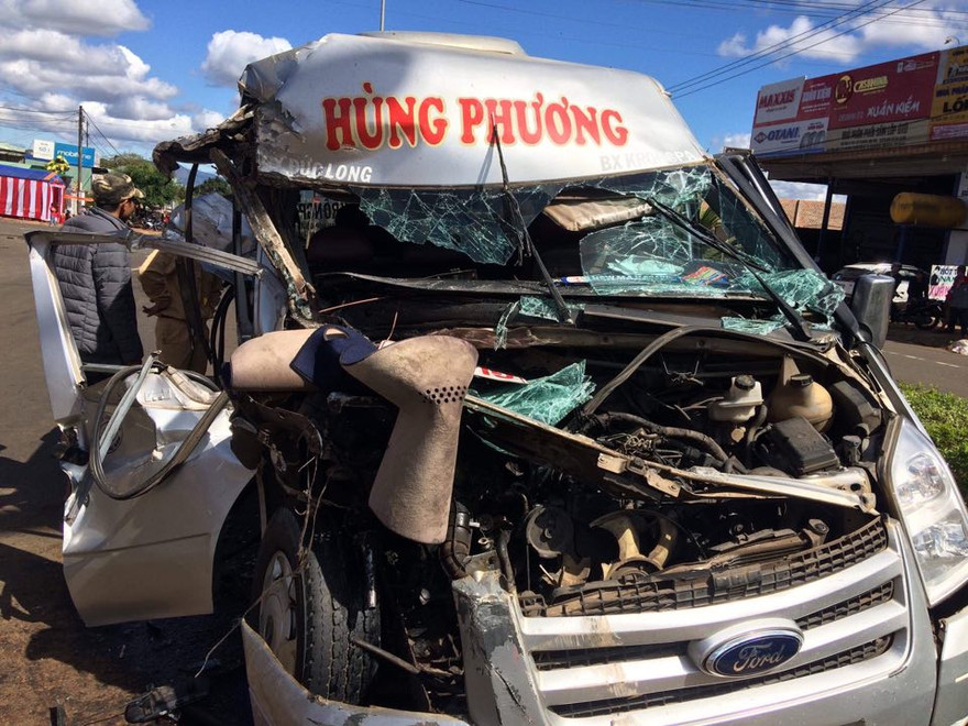 Cú tông mạnh khiến xe khách 16 chỗ biến dạng 