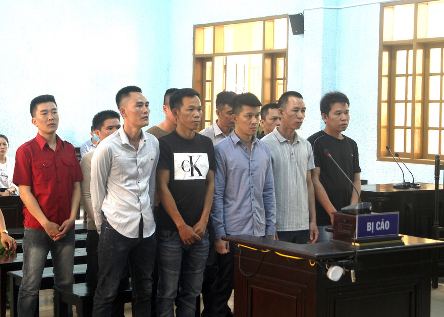 Đối tượng Hùng “si đa” (ở giữa hàng đầu) cùng nhóm đối tượng trong vụ án
