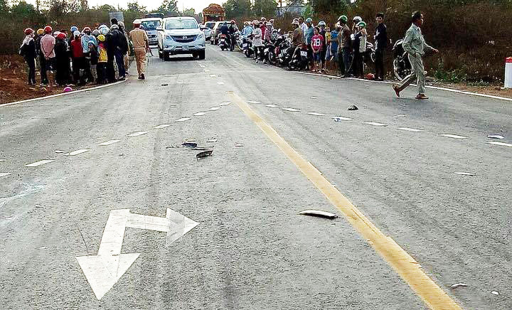 Người dân tại hiện trường vụ tai nạn