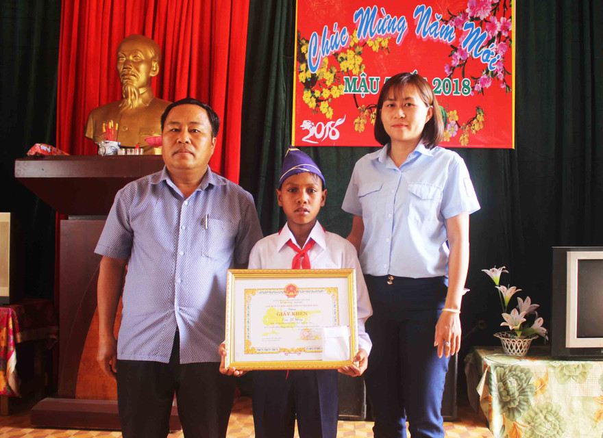 Em Y Nhơng nhận bằng khen 