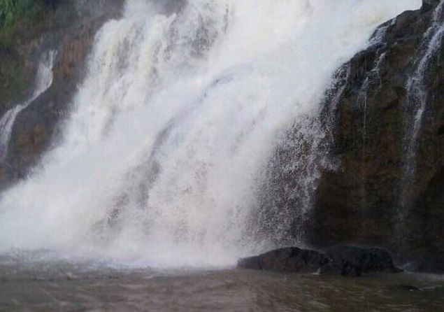 Thác nước ở làng Mèo có địa hình dốc, đá trơn