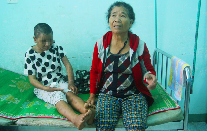 Y Nhiêu (bên trái) ngồi cùng người mẹ ruột của mình. Ảnh: Ngọc Văn