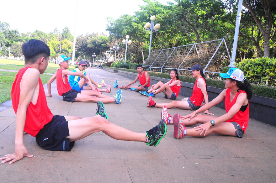 Các vận động viên đoàn Gia Lai tập luyện ở Quảng trường Đại Đoàn Kết