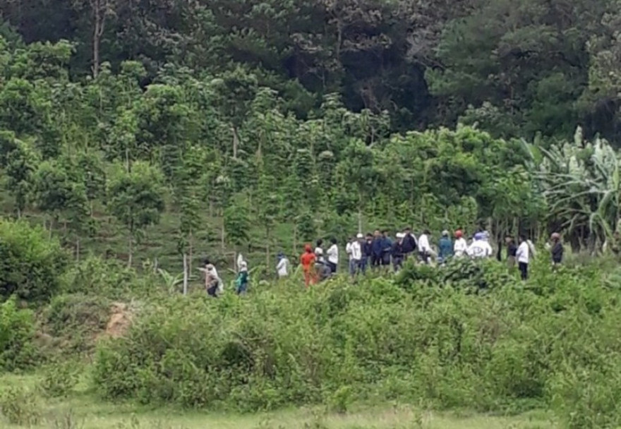 Người dân kéo đến hiện trường nhận diện thi thể người đàn ông