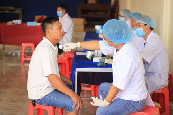 Cơ quan chức năng đo thân nhiệt cho người dân xã Hải Yang (huyện Đắk Đoa) nơi có nhiều ca dương tính với bạch hầu